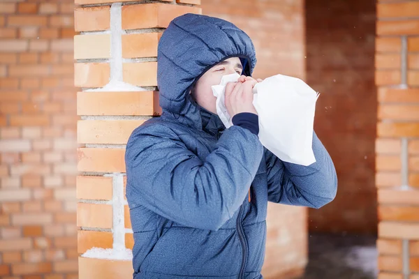 Adolescente estressante respirar em saco de papel perto do edifício no inverno — Fotografia de Stock