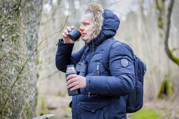 Człowiek pije herbatę w parku — Zdjęcie stockowe