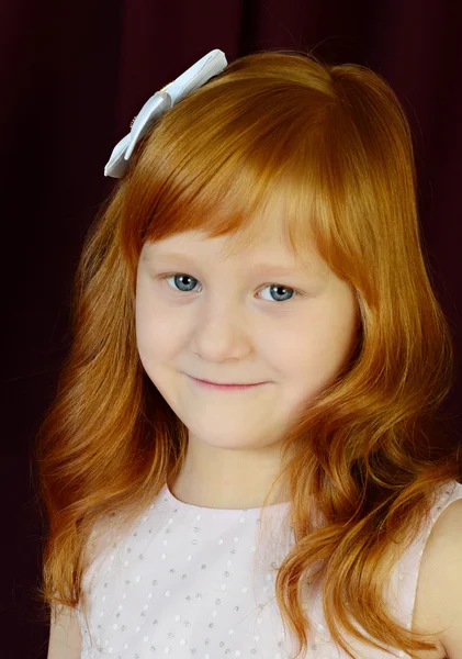 Kırmızı bir arka plan üzerinde kırmızı saçlı kız portresi — Stok fotoğraf