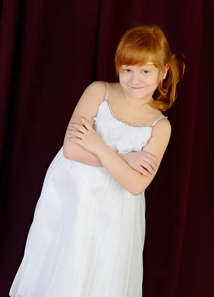 Retrato de niña pelirroja sobre un fondo rojo — Foto de Stock