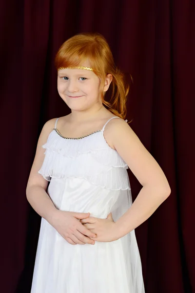Porträtt av rödhårig flicka på en röd bakgrund — Stock fotografie