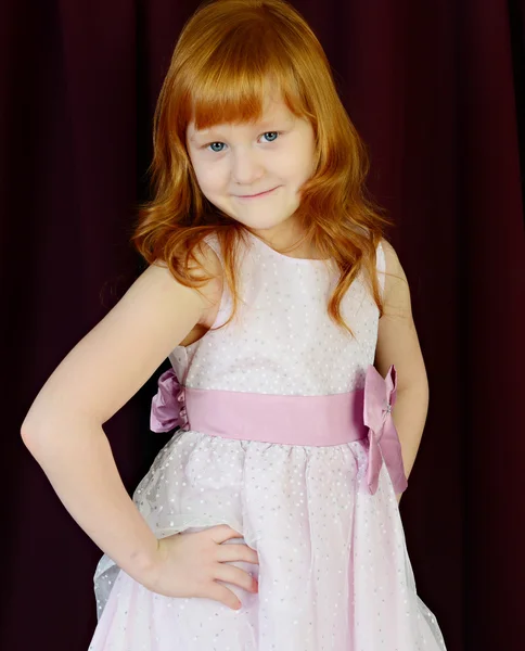 Portrait de fille aux cheveux roux sur fond rouge — Photo