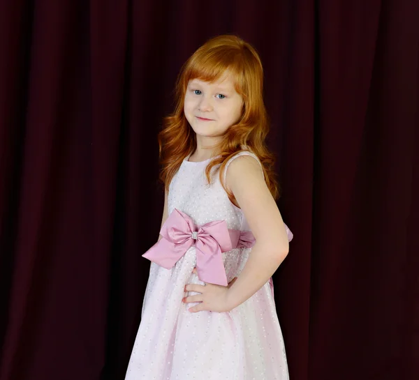 Portrait de fille aux cheveux roux sur fond rouge — Photo