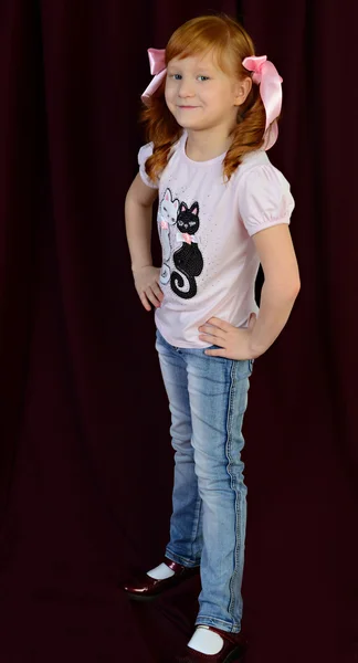 Портрет рыжеволосой девушки в рубашке и джинсах — стоковое фото