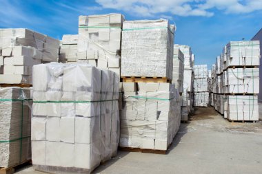 Depoda depolanan paletlerin üzerinde otomatik klipslemeli beton bloklar
