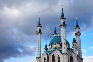 Dramatik bulutlar üzerinde Kul Şerif 'in (Qolsherif, Kol Sharif, Qol Sharif, Qolsarif) minareleri bulunur. Rusya 'nın en büyük camilerinden biri. Tataristan 'ın başkenti Kazan şehrinde yer almaktadır.
