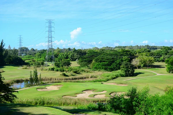 緑の芝生 砂のバンカー 高電圧送電塔の背景を入れてゴルフコースのビュー テキストのコピーを持つゴルフ場のバナーの使用 — ストック写真