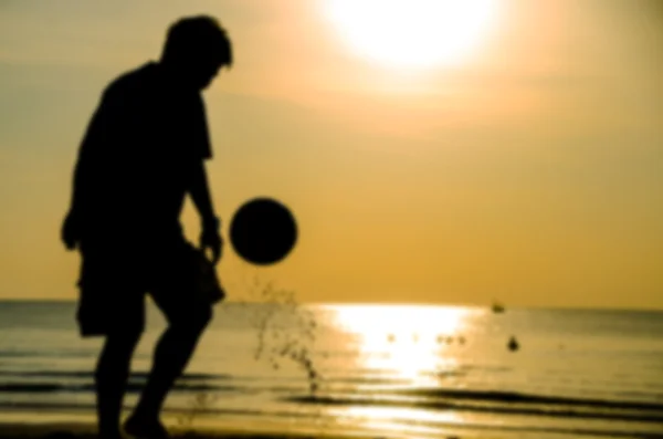 Plaj futbolu adam silüeti üzerinden görüntü stili ile sahilde futbol oynamak — Stok fotoğraf