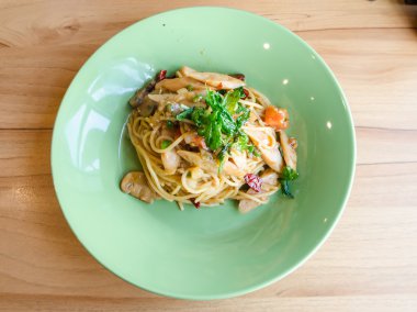 Sosisli ve fesleğenli kızarmış spagetti.