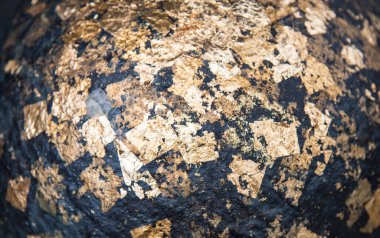 Altın ve metal tapınakta kurban edilecek eski bir taş