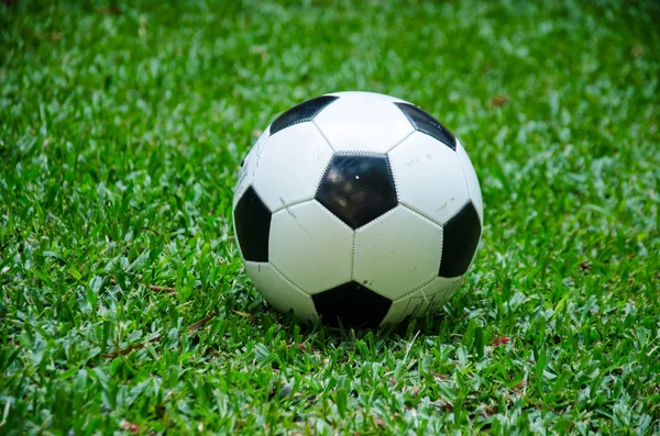 Svart och vit fotboll — Stockfoto
