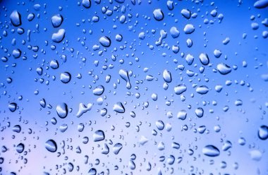 Damla su ile mavi arka plan