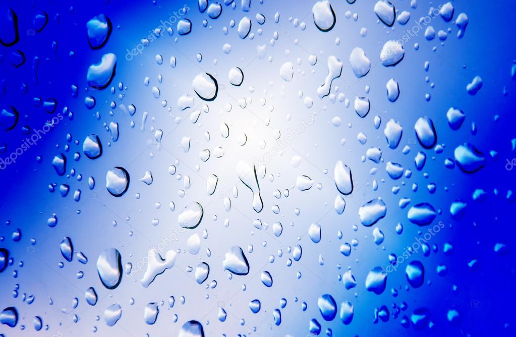 Blauer Hintergrund mit Tropfenwasser — Stockfoto ...