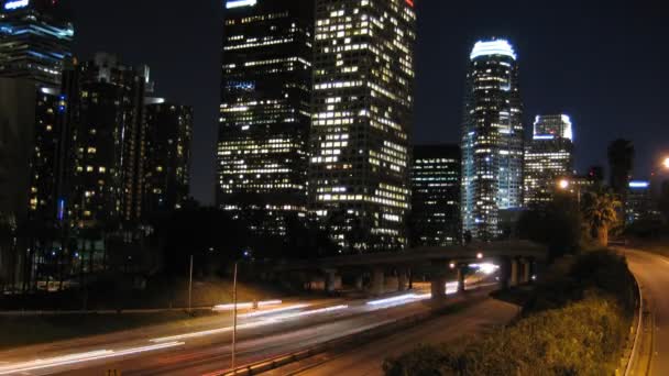 Los Angeles City trafik natt — Stockvideo