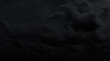 Şimşek fırtına bulutları