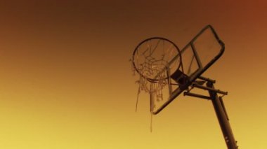 Gün batımında basketbol potası