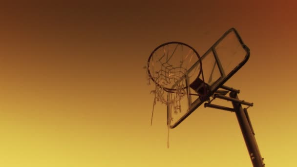 夕暮れ時のバスケットボール・フープ — ストック動画