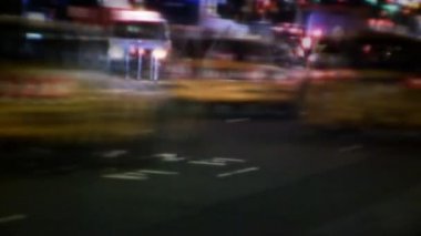 NYC sokaklarında, taksiler, trafik ve insanlar
