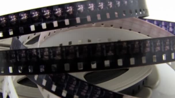 Película vieja de 8mm en lata — Vídeo de stock