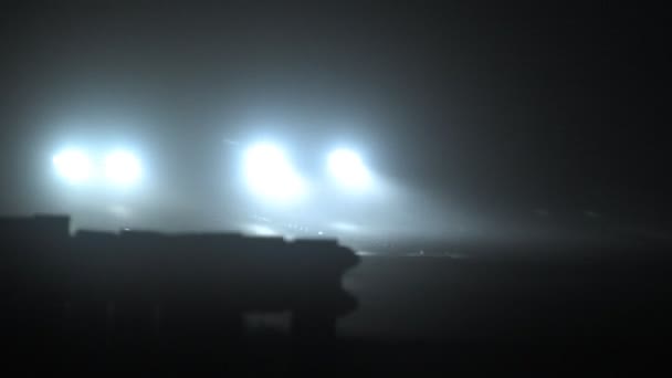 Autopista en la noche en la niebla HD — Vídeos de Stock