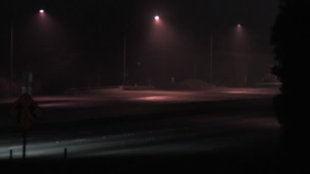 Traffico di notte in nebbia HD — Video Stock