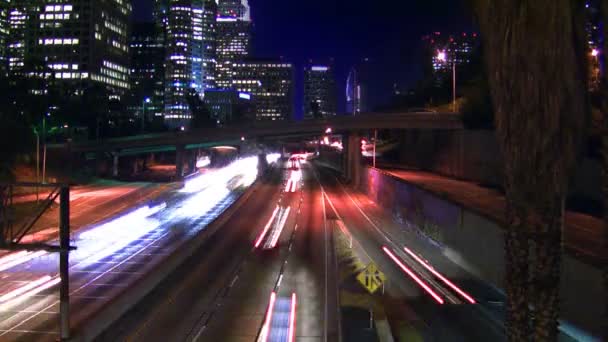 Traffico di Los Angeles & Skyline di notte — Video Stock
