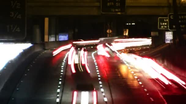 Los Angeles Traffic & Skyline ночью — стоковое видео