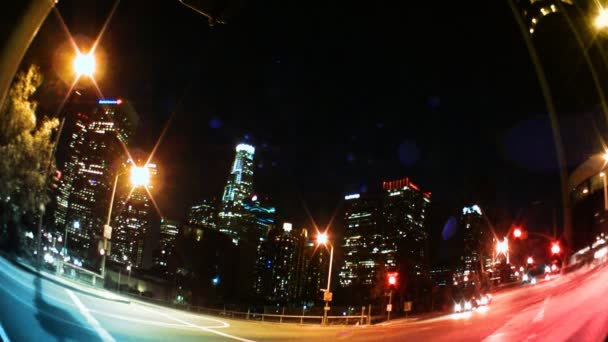 Traffico di Los Angeles & Skyline di notte — Video Stock