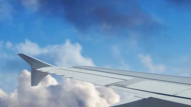 Bulutların İçinden Uçan Jet Kanadı — Stok video