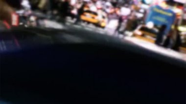 NYC sokaklarında, taksiler, trafik ve insanlar