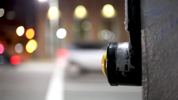 Mačkání tlačítka přechod pro chodce na křižovatce — Stock video