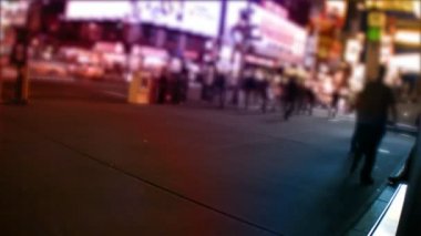 NYC sokaklarında, taksiler, trafik ve insanlar