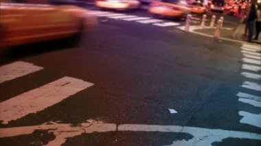 NYC sokaklarında, taksiler, trafik ve insanlar
