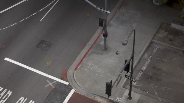 Hombre solitario caminando por la calle — Vídeos de Stock