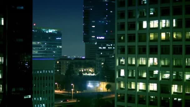 Balade en ascenseur dans le centre-ville la nuit — Video