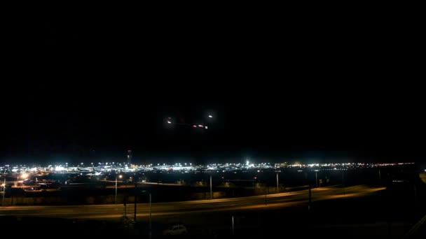 Авиалайнер приземлился в аэропорту Лос-Анджелеса (Ночь ) — стоковое видео
