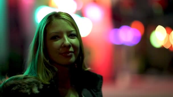 Молода жінка в місті — стокове відео