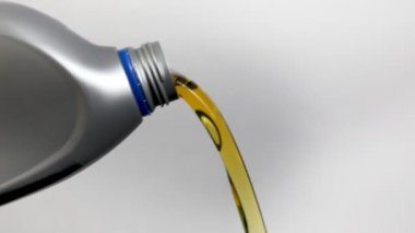 Plastik Şişeden Motor Yağı Dökmesi