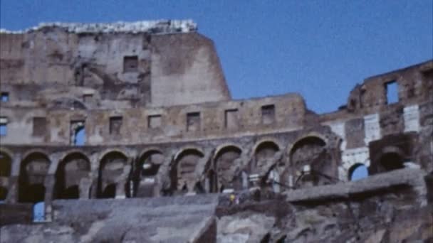 Koloseum, Řím, Itálie (archiv z šedesátých let) — Stock video