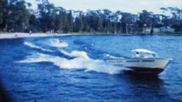 Wasserski-Show (Archivbild aus den 1960er Jahren)) — Stockvideo