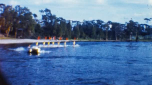 Water Ski show (archivering 1960s) — Stockvideo