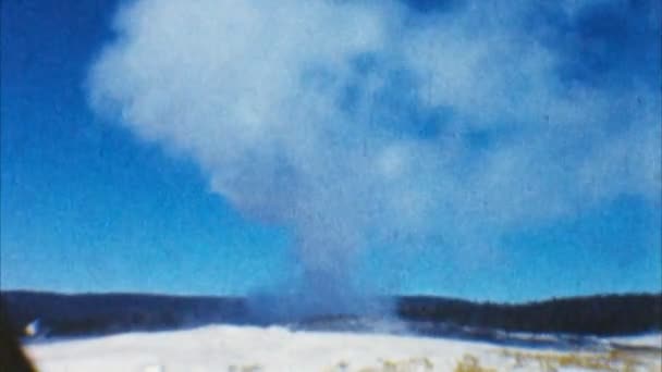 Oude trouwe geiser, Yellowstone Park (archivering van de jaren 1950) — Stockvideo