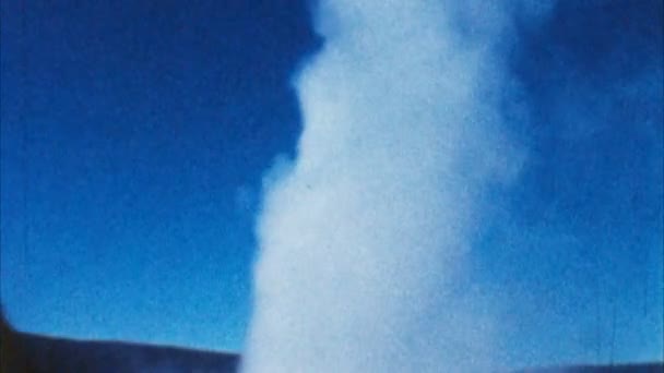 Old Faithful Geyser, Yellowstone Park (Archival 1950) ) — Video Stock