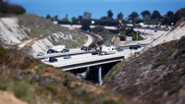 Coches que viajan por la autopista (cambio de inclinación ) — Vídeos de Stock