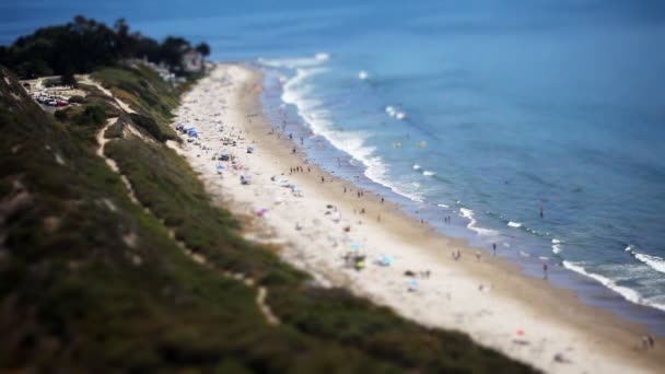 海滩的人（倾斜移位高清) — 图库视频影像