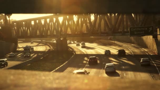 Κυκλοφορίας αυτοκινητόδρομο στο ηλιοβασίλεμα — Αρχείο Βίντεο