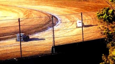 Dirt Track Etrafında Yarış Arabalar