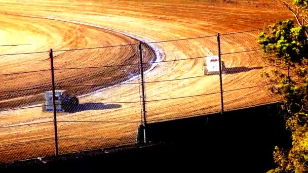 Dirt Track Etrafında Yarış Arabalar — Stok video