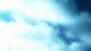 Gökyüzünde hızlandırılmış bulutlar