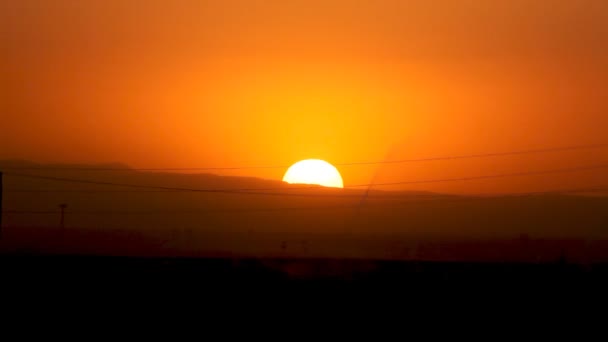 Postřikovač při západu slunce na farmě — Stock video